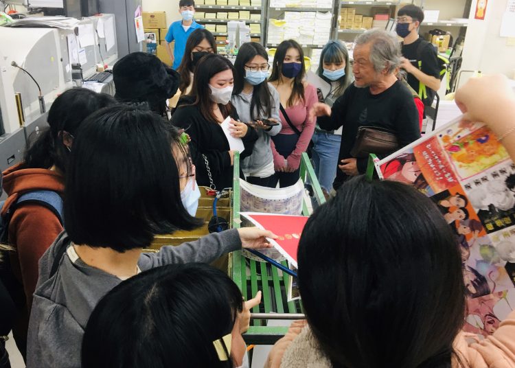 學生對於在家裡蹲看到的各式各樣印刷加工品感到興奮,對看到大型數位印刷與加工感到很新奇。圖片來源: 張邑丞助理教授