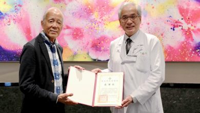 江賢二大師贈畫 鼓舞病人勇敢抗癌