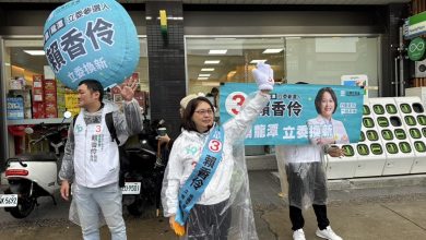 賴香伶雨天堅守路口 籲平鎮龍潭立委選擇3號