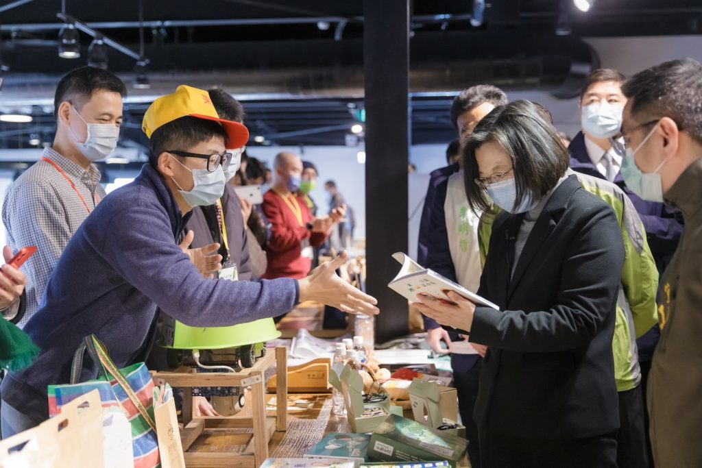 第二屆世界農業旅遊大會在義大利波札諾隆重登場,5 月 16 日舉行2024 年世界農業旅遊獎頒獎典禮,「少年阿公」方子維從全球諸多農業大國的競逐者當中脫穎而出,勇奪「世界農業旅遊獎」,這是台灣首次獲此殊榮,十足台灣之光。
方子維推動台灣農旅的理念,強調「在地就是國際」的國際化,更聚焦「舊即是新(Old Is New)」的創新性,更重要是,他將聯合國永續發展目標(SDGs)具體融入農業旅遊,並獲致許多既創新且成功的推展經驗,因而在美國、加拿大、義大利、澳洲、印度、斯里蘭卡等世界農業旅遊大國當中,獲得評審的肯定,獲頒《世界農業旅遊獎(World AgriTourism Awards 2024》永續農遊創新類。