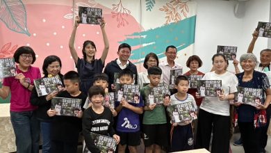 偏鄉學童敬獻生命故事書