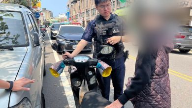 婦人騎車自摔險再釀意外　竹南警關懷協助平安返家
