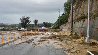 清明連假豪雨釀災　苗9線土石崩落砸中自小客車　駕駛自行脫困幸無生命危險