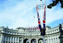 從英國首相宣布辭職看國際外交現實與國內民主困境