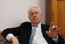 艾克曼致電耶魯出版社  送台灣讀者民主禮物
