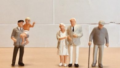 台灣人口斷崖：從嬰兒谷底到老年高牆
